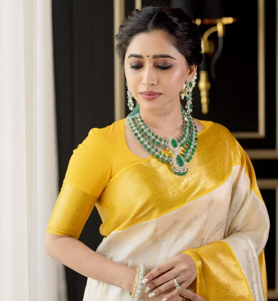 Most Stunning White Soft Silk Saree With Admirable Blouse Piece - Image 4