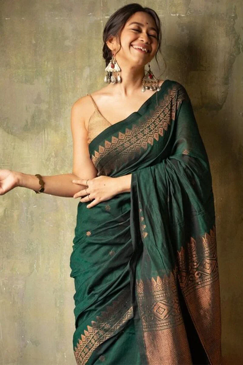 Opulent Dark Green Soft Silk Saree With Flameboyant Blouse Piece - Image 5