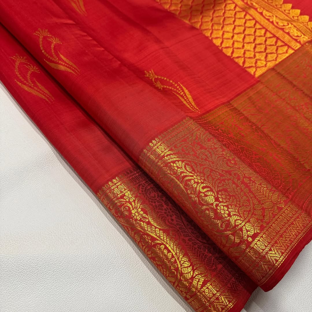 Ornate Red Pure Zari Weaving Banarasi Silk Saree With Majesty Blouse Piece - Image 4