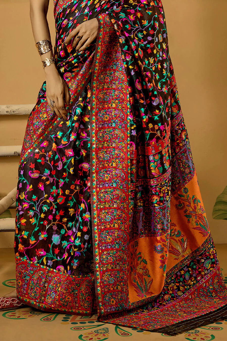 Outstanding Black Pashmina Saree With Pleasurable Blouse Piece - Image 5