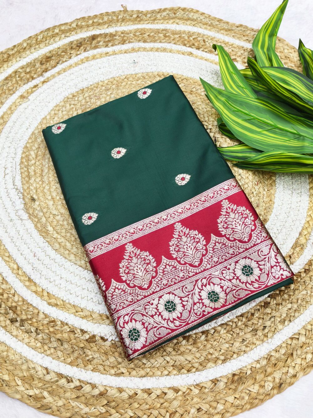 Outstanding Dark Green Pure Zari Weaving Banarasi Silk Saree With Eloquence Blouse Piece - Image 2