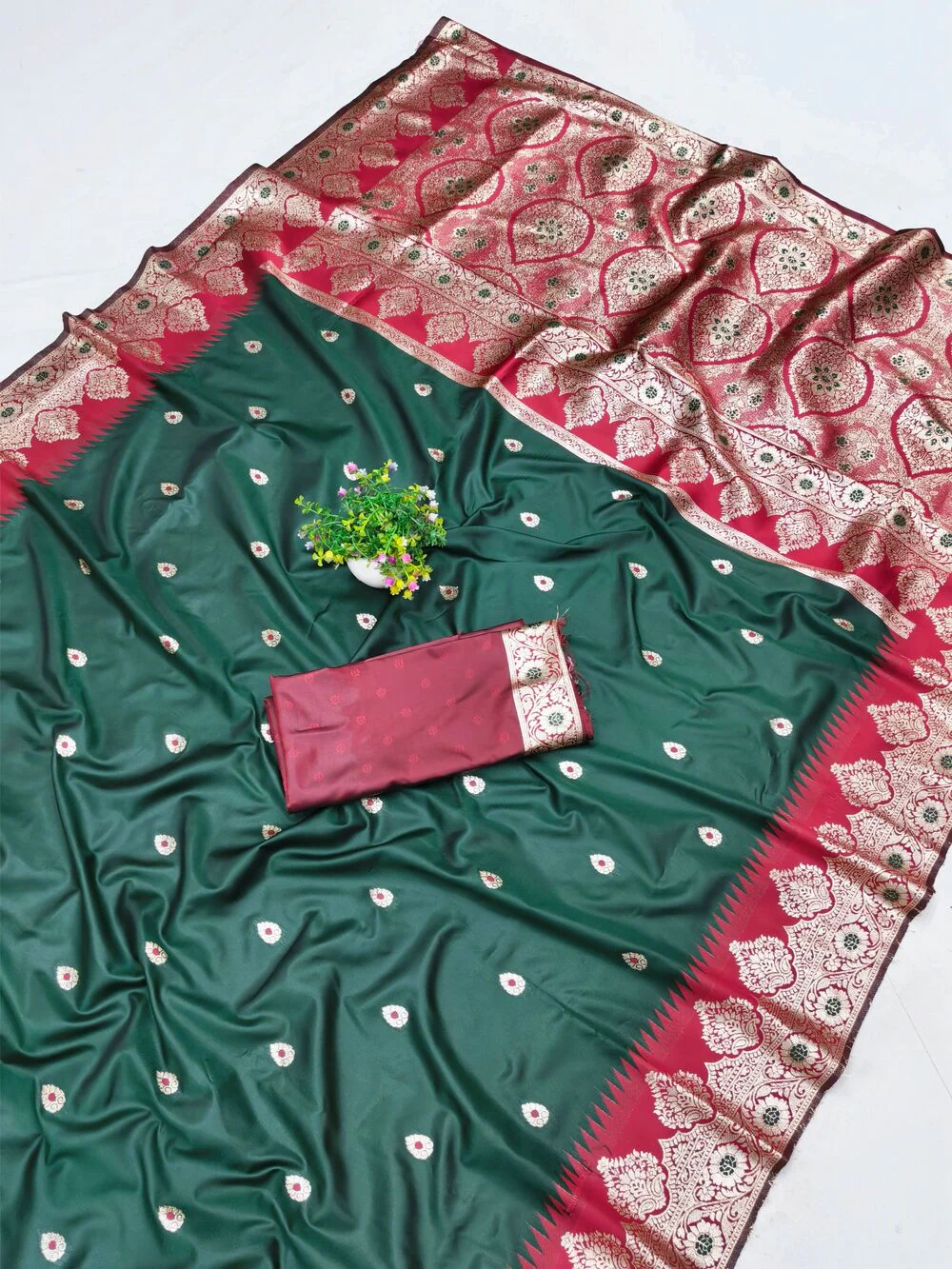 Outstanding Dark Green Pure Zari Weaving Banarasi Silk Saree With Eloquence Blouse Piece - Image 3