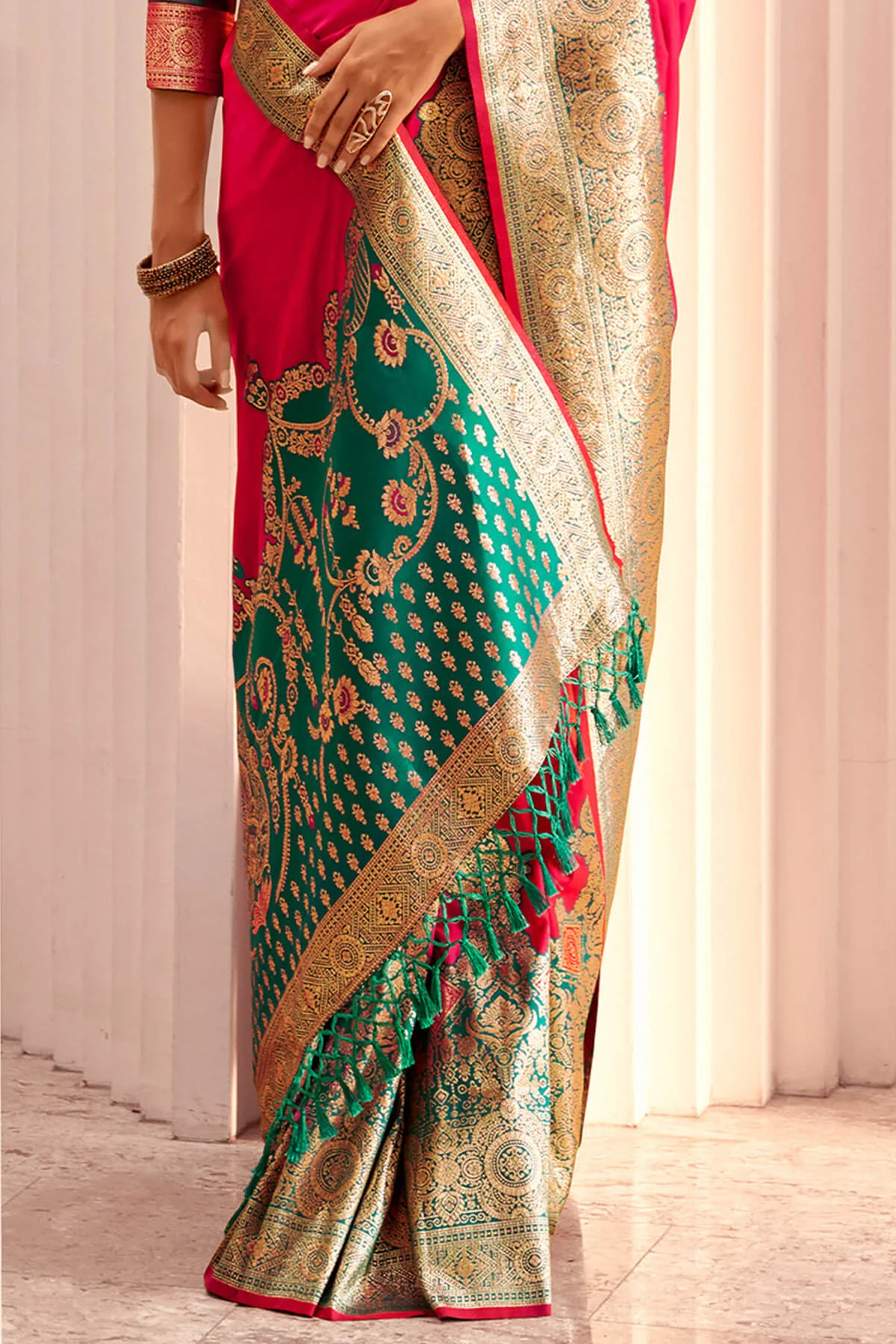 Outstanding Dark Pink Soft Banarasi Silk Saree With Desultory Blouse Piece - Image 4