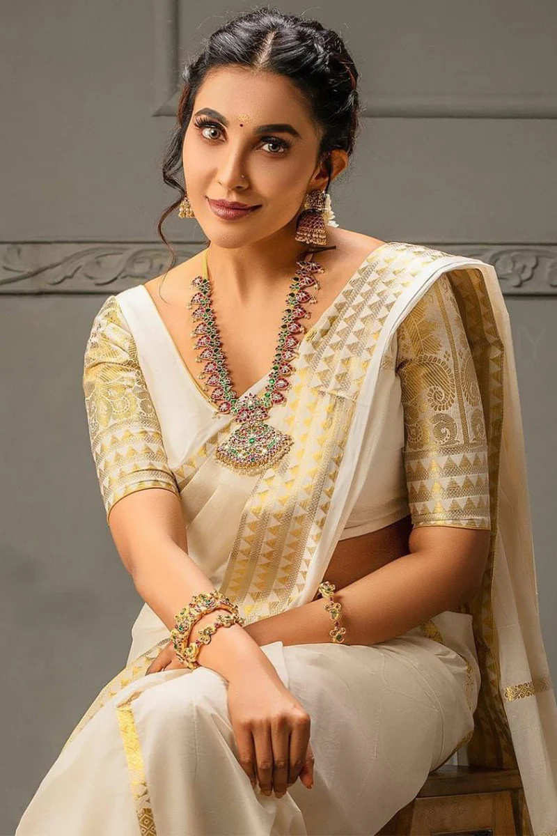 Petrichor Off White Soft Silk Saree With Scrumptious Blouse Piece - Image 3