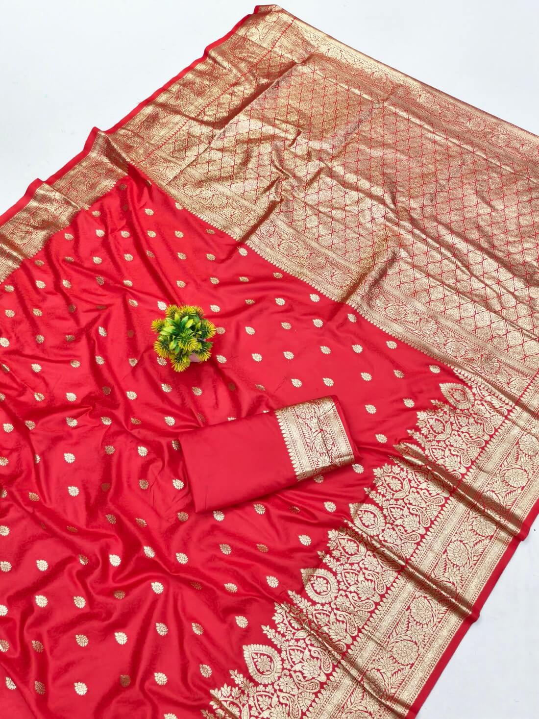 Phenomenal Red Pure Zari Weaving Banarasi Silk Saree With Unequalled Blouse Piece - Image 3