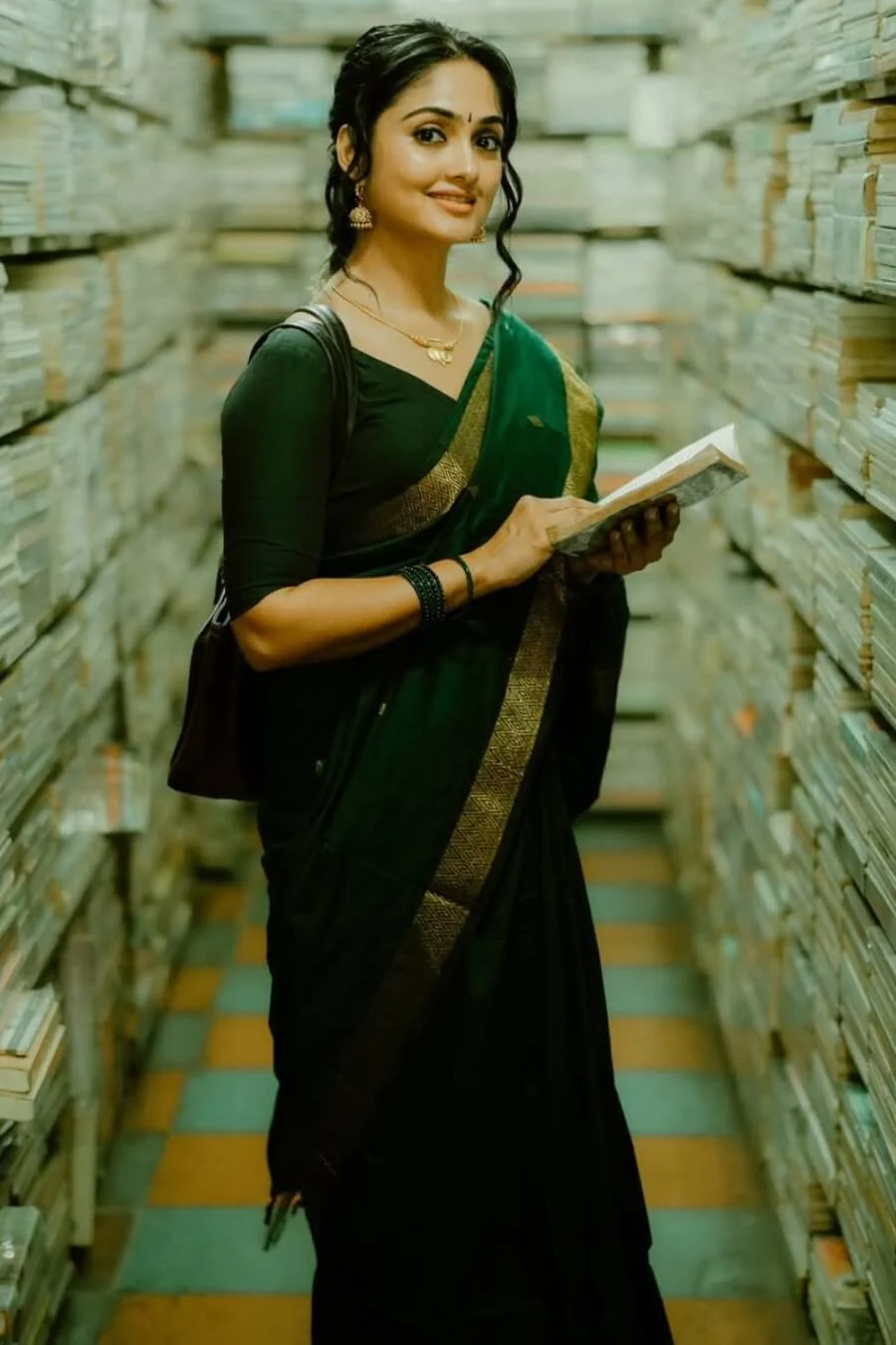 Piquant Dark Green Cotton Silk Saree With Deserving Blouse Piece - Image 3