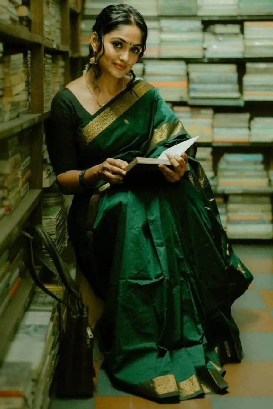 Piquant Dark Green Cotton Silk Saree With Deserving Blouse Piece - Image 4