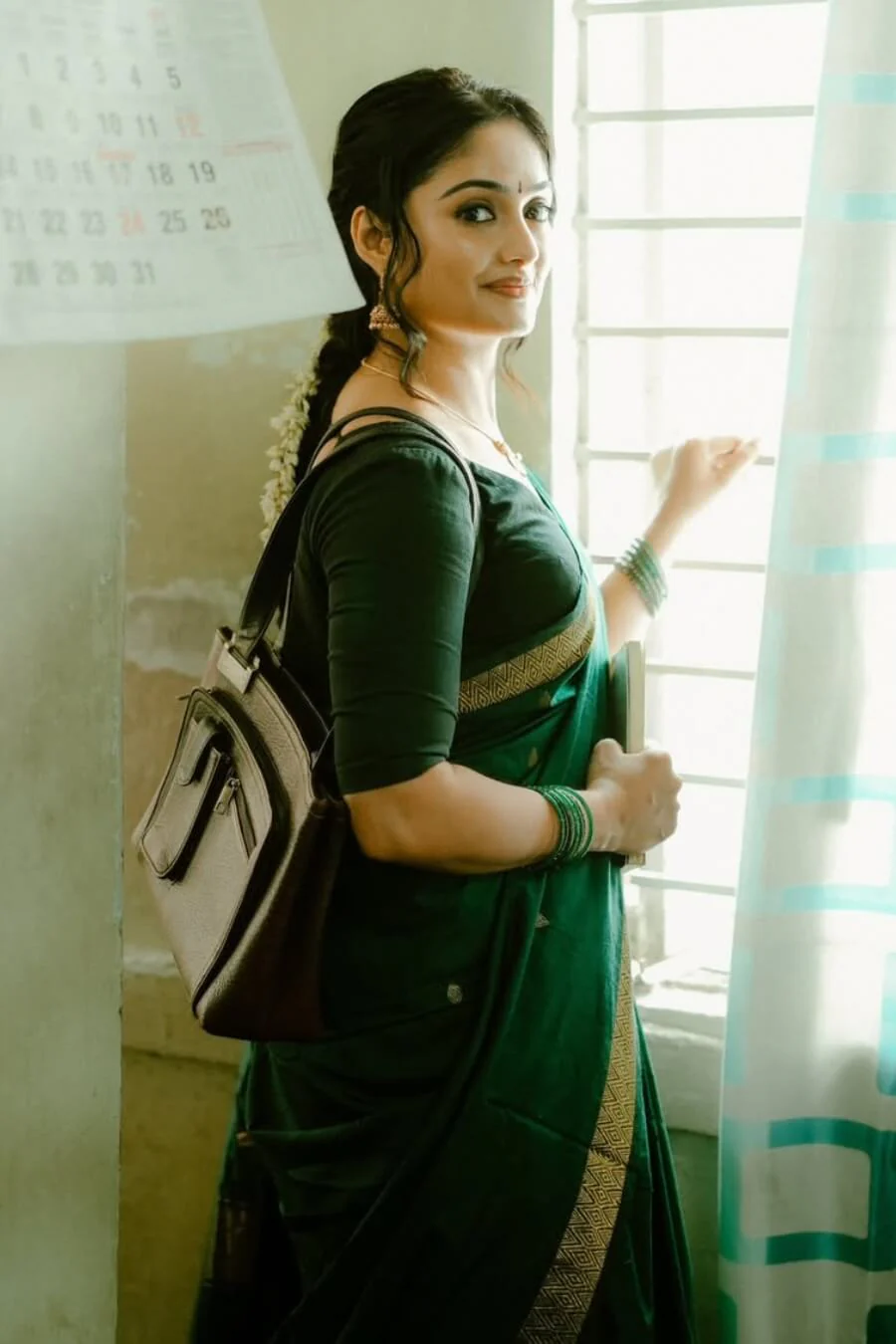 Piquant Dark Green Cotton Silk Saree With Deserving Blouse Piece - Image 5