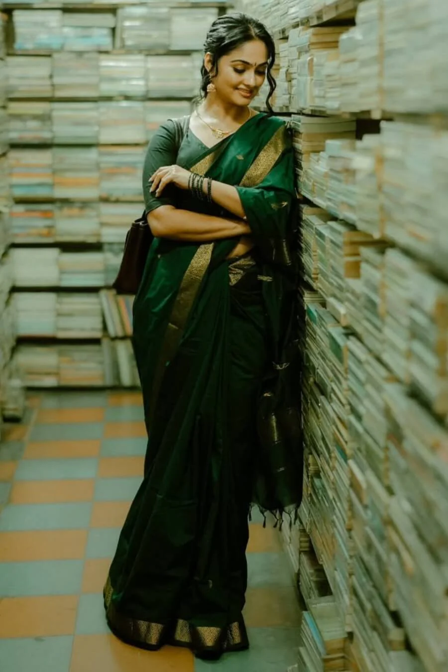 Piquant Dark Green Cotton Silk Saree With Deserving Blouse Piece - Image 6