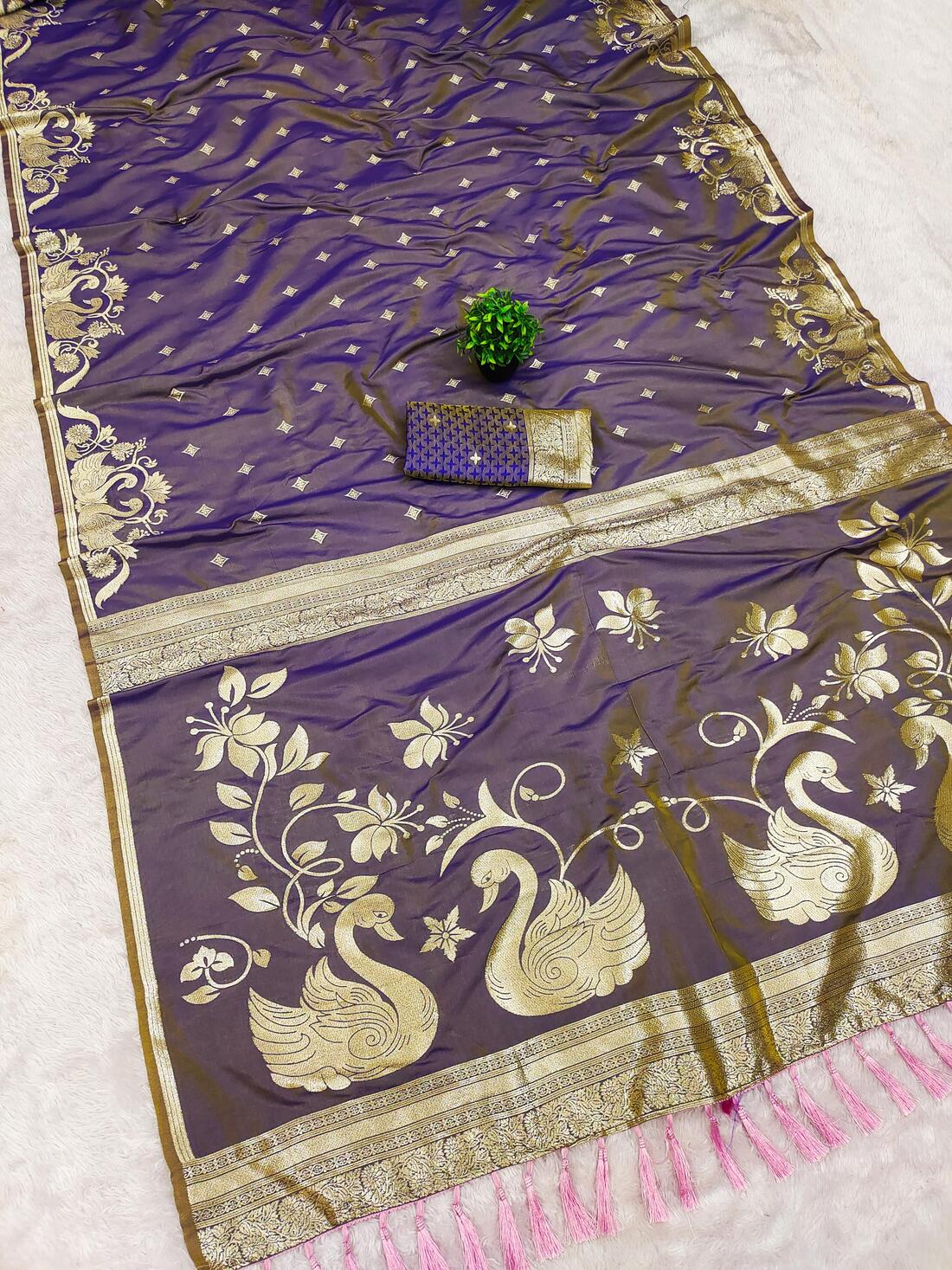 Pleasant Lavender Pure Zari Weaving Banarasi Silk Saree With Tantalizing Blouse Piece - Image 2