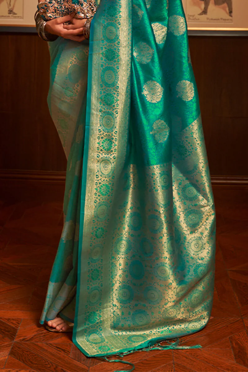 Pleasant Rama Kanjivaram Silk Saree With Ravishing Blouse Piece - Image 3