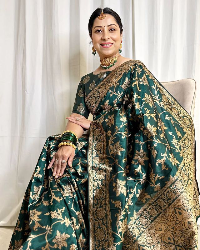 Pleasurable Dark Green Soft Banarasi Silk Saree With Improbable Blouse Piece - Image 2
