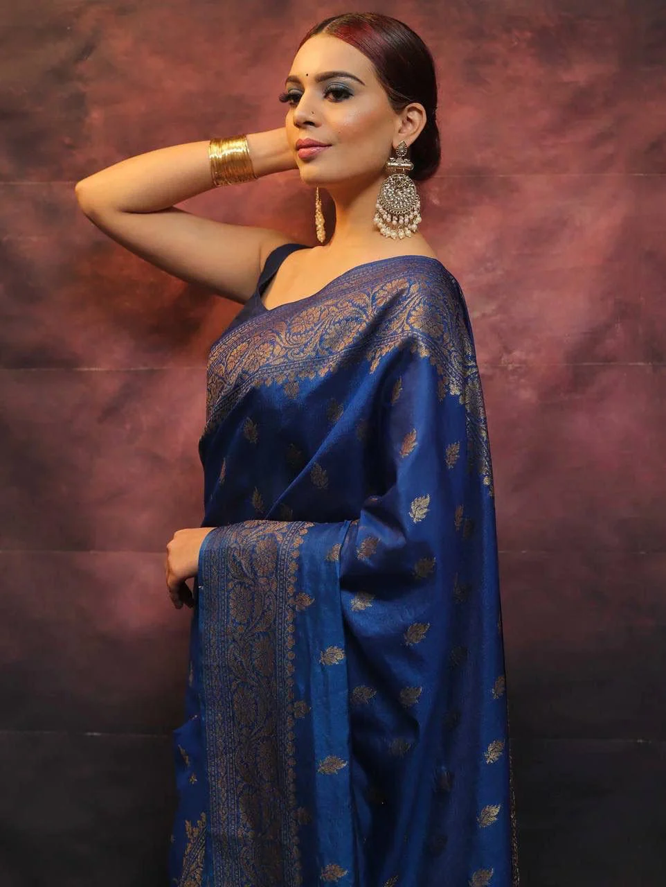 Precious Blue Soft Silk Saree With Flamboyant Blouse Piece - Image 6