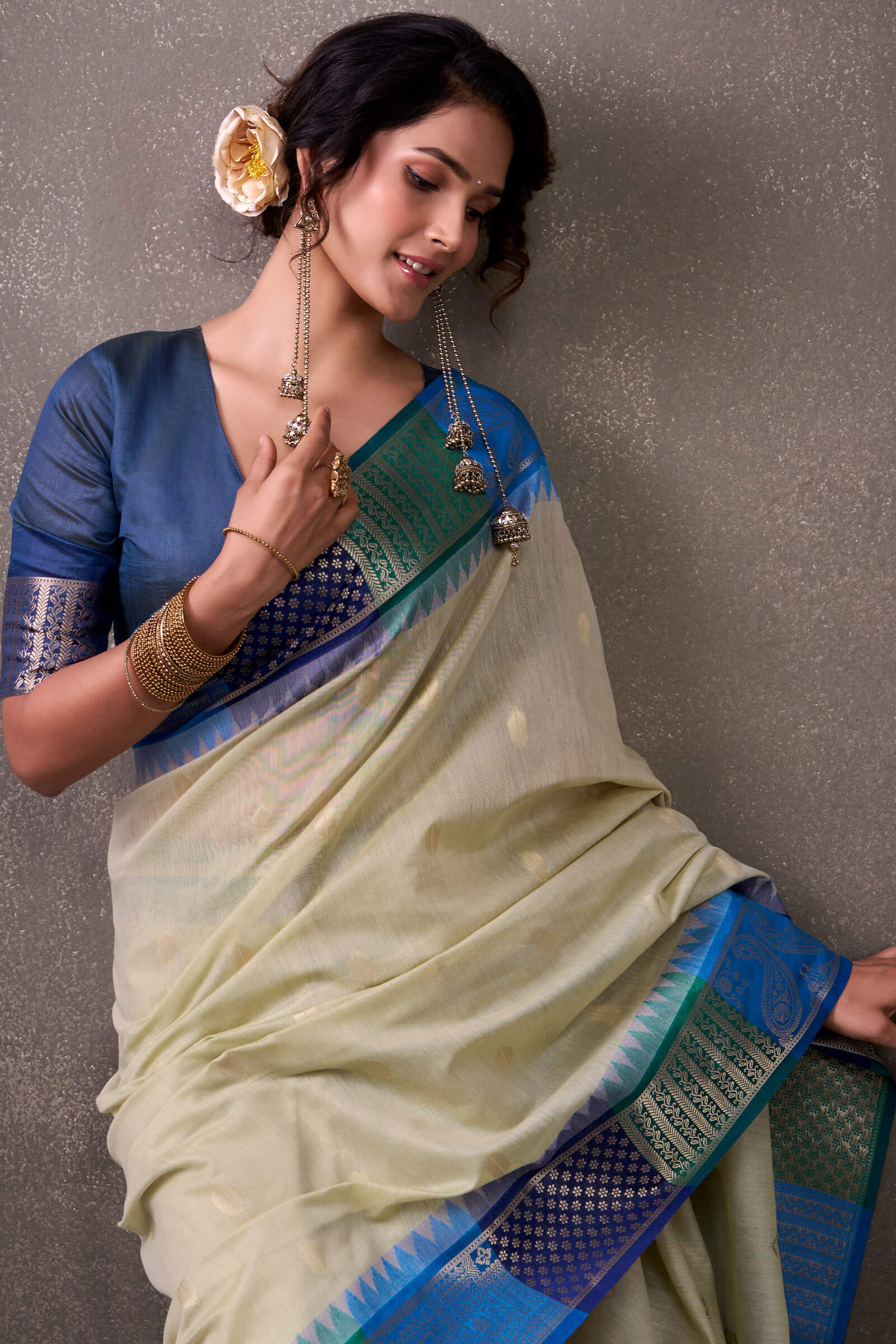 Proficient Beige And Blue Cotton Silk Saree With Engrossing Blouse Piece - Image 4