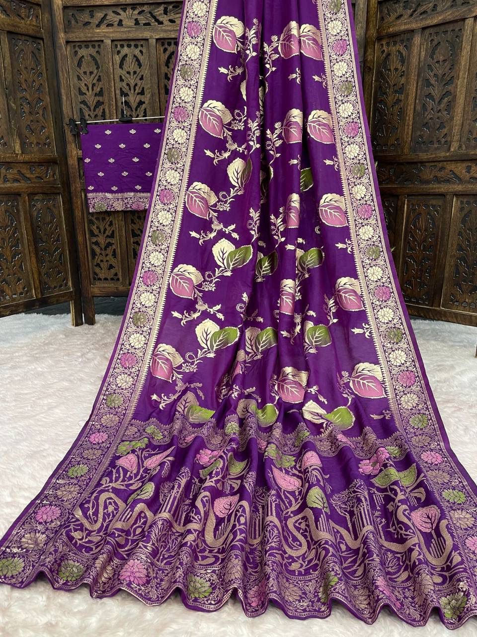 Proficient Purple Banarasi Dola Silk Saree With Elaborate Blouse Piece - Image 2