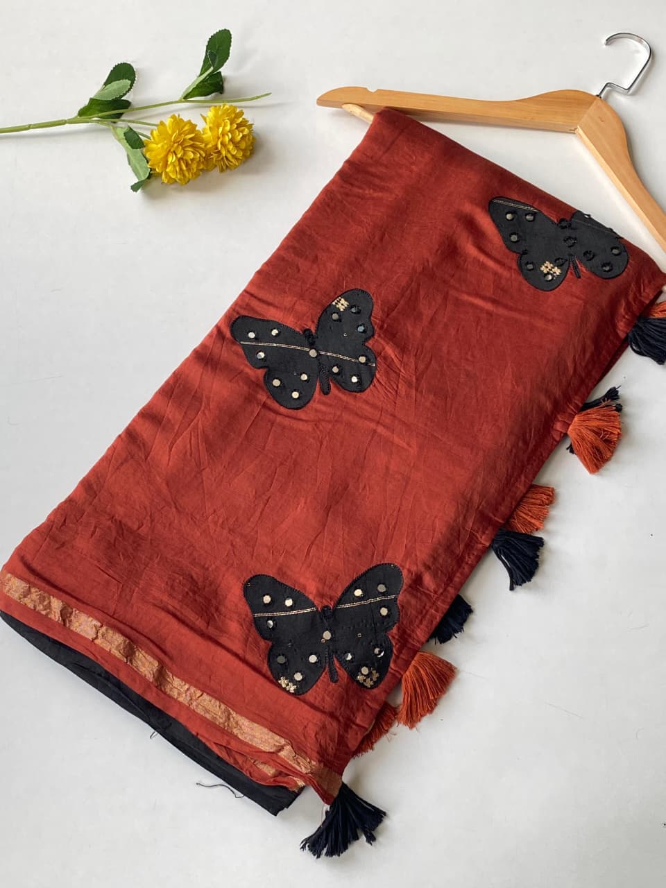 Prominent Black Bandhej Printed Cotton Silk Saree With Improbable Blouse Piece - Image 2