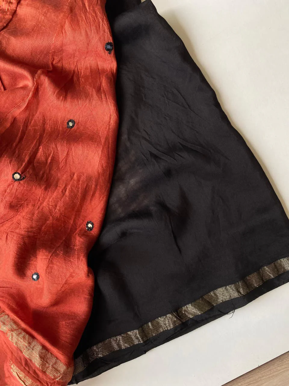 Prominent Black Bandhej Printed Cotton Silk Saree With Improbable Blouse Piece - Image 5