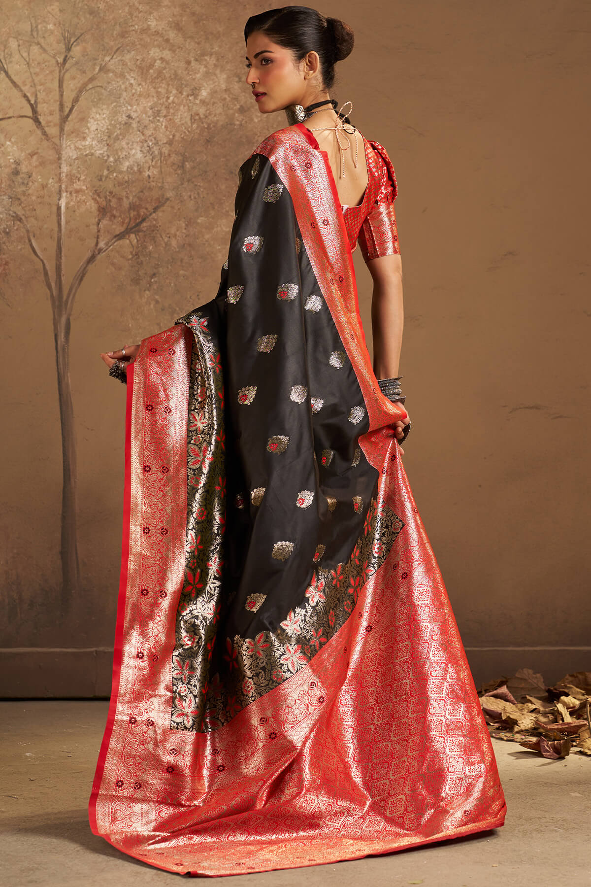 Prominent Black Pure Zari Weaving Banarasi Silk Saree With Ideal Blouse Piece - Image 5
