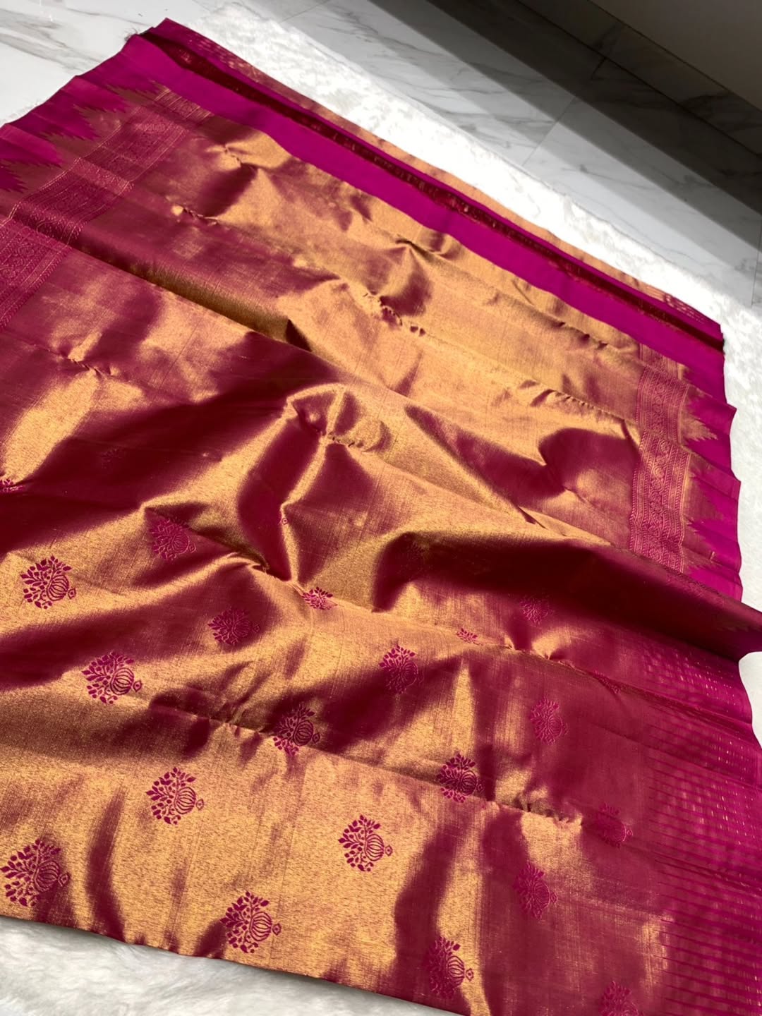 Prominent Dark Pink Pure Zari Weaving Banarasi Silk Saree With Palimpsest Blouse Piece - Image 3