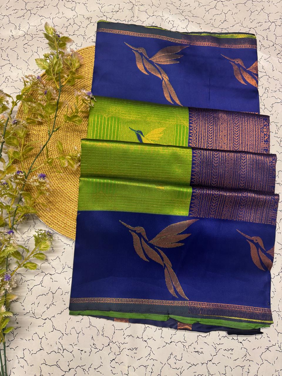 Prominent Green Soft Banarasi Silk Saree With Ineffable Blouse Piece - Image 4