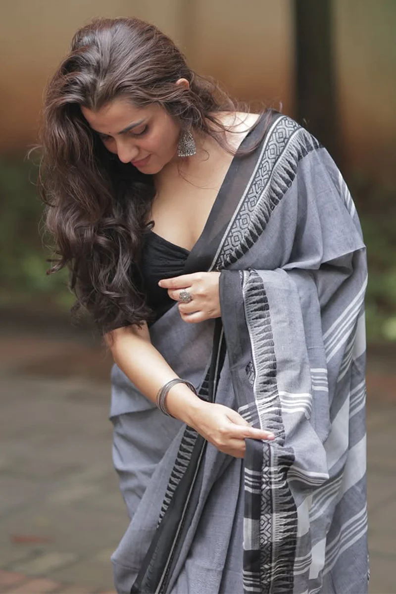 Prominent Grey Cotton Silk Saree With Enamoring Blouse Piece - Image 3