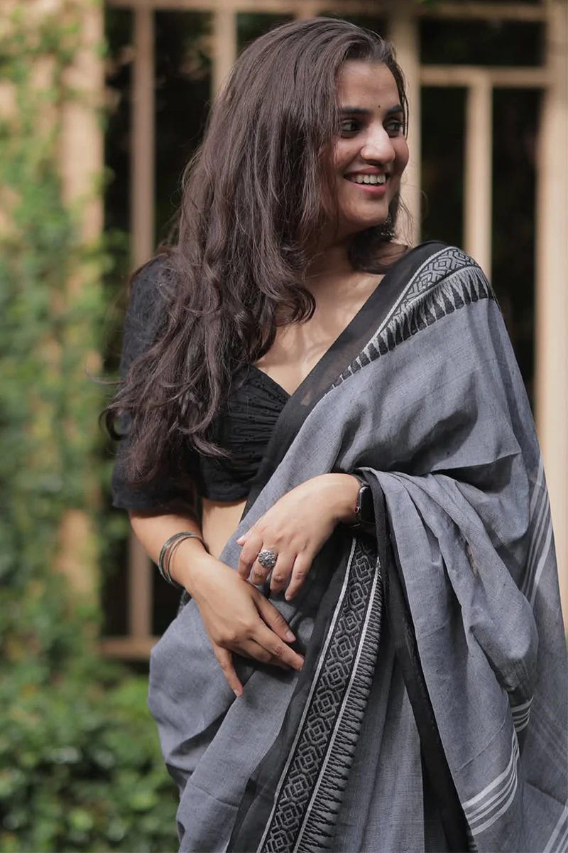 Prominent Grey Cotton Silk Saree With Enamoring Blouse Piece - Image 4