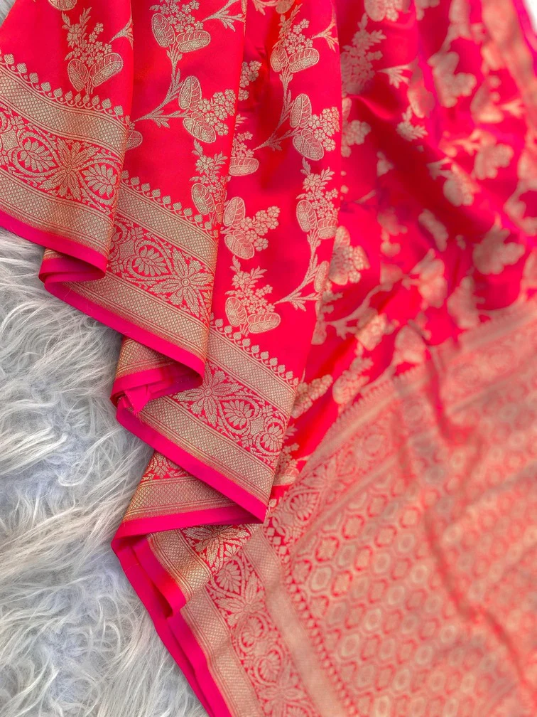 Prominent Red Soft Banarasi Silk Saree With Pleasant Blouse Piece - Image 3