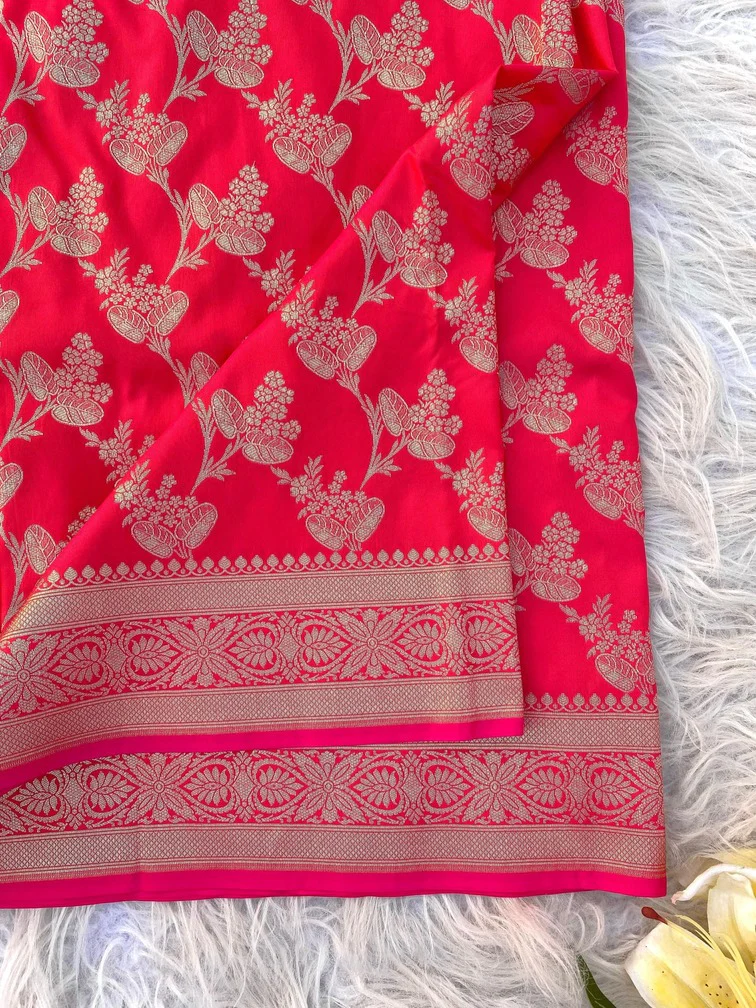 Prominent Red Soft Banarasi Silk Saree With Pleasant Blouse Piece - Image 4