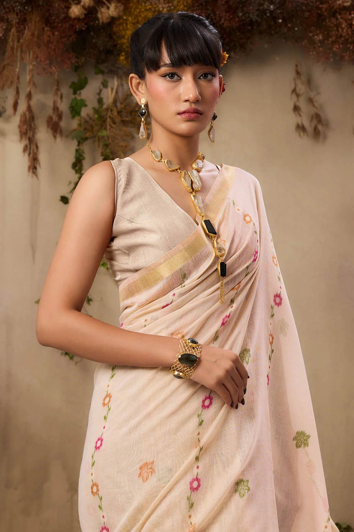 Pulsating Beige Pure Munga Cotton Saree With Splendorous Blouse Piece - Image 4