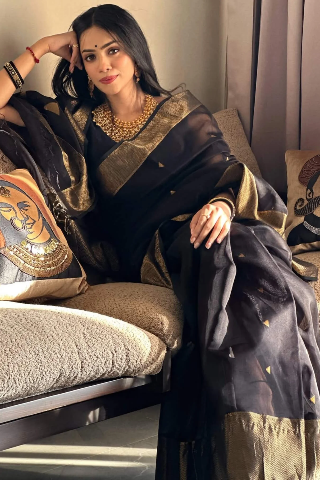 Pulsating Black Linen Silk Saree With Improbable Blouse Piece - Image 5