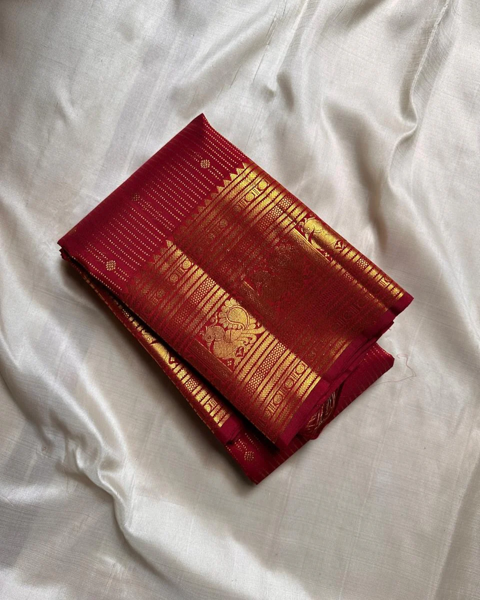 Pulsating Red Soft Banarasi Silk Saree With Conflate Blouse Piece - Image 2