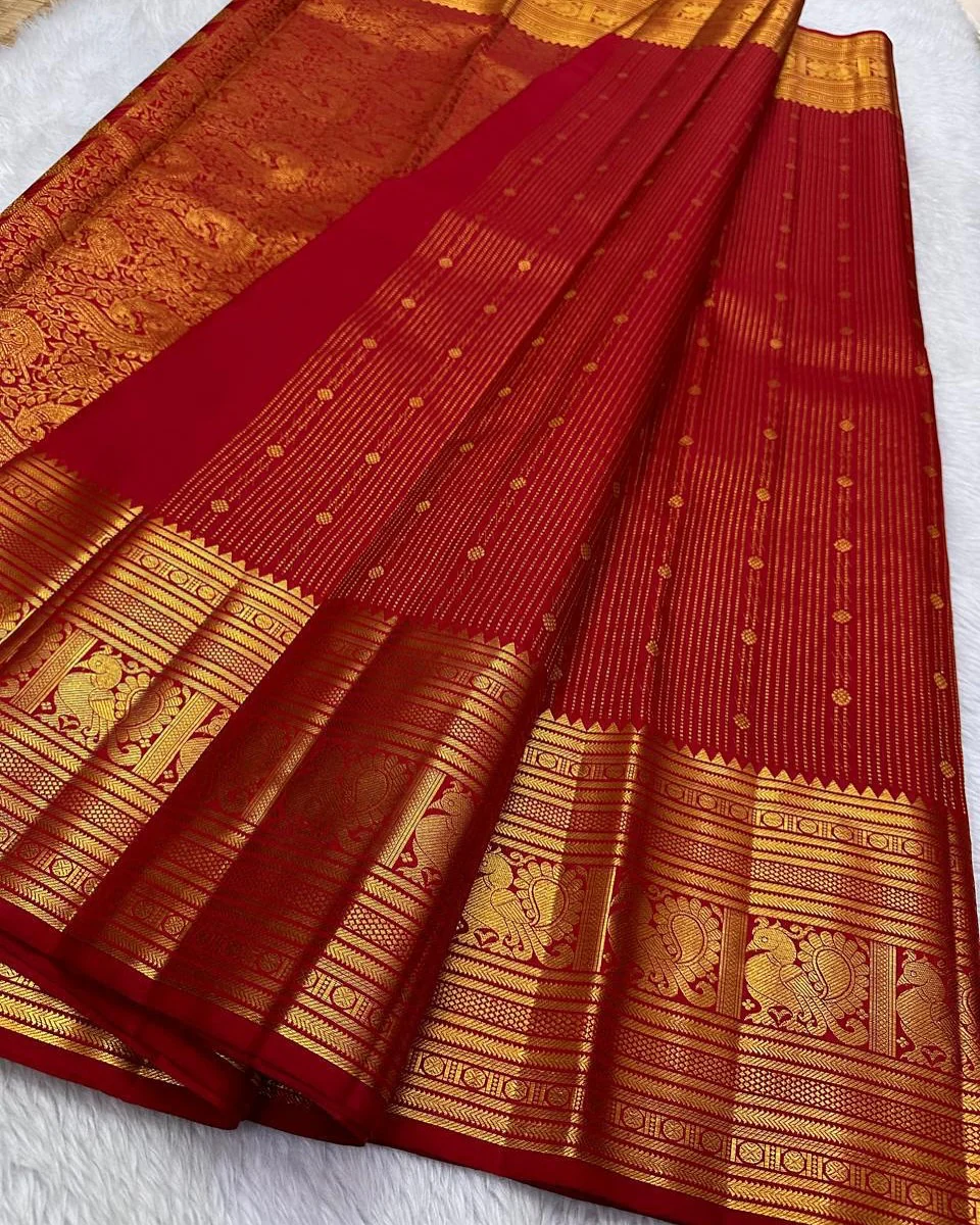 Pulsating Red Soft Banarasi Silk Saree With Conflate Blouse Piece - Image 3