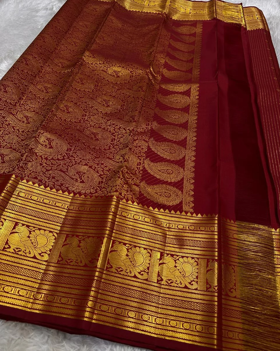 Pulsating Red Soft Banarasi Silk Saree With Conflate Blouse Piece - Image 4