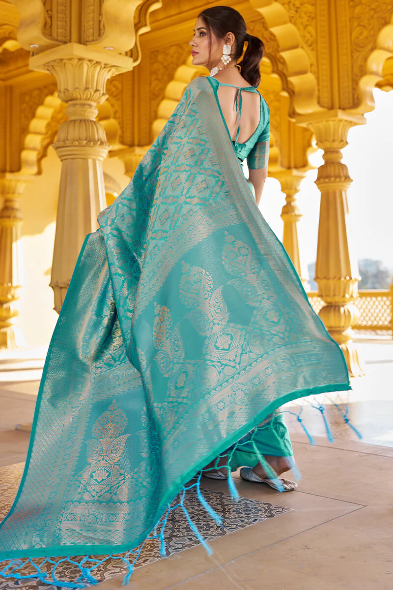 Pulsating Sea Green Kanjivaram Silk Saree With Resplendent Blouse Piece - Image 4