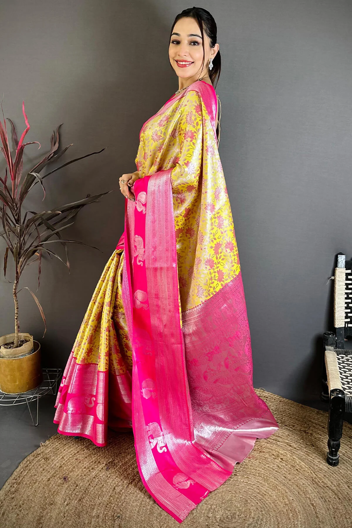 Pulsating Yellow Kanjivaram Silk Saree With Adoring Blouse Piece - Image 3