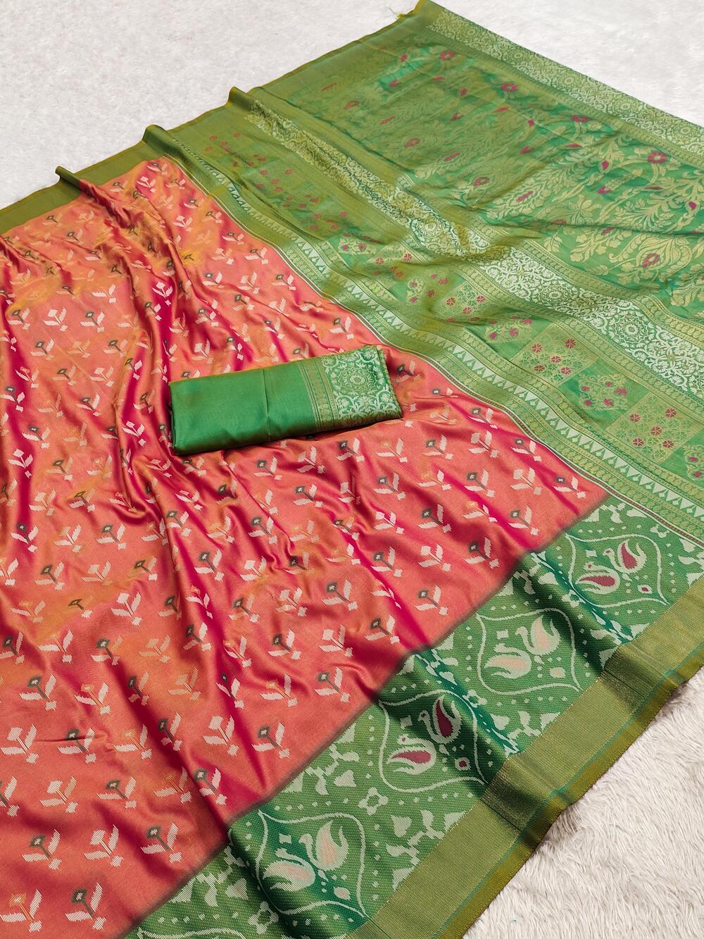 Quixotic Peach Pure Zari Weaving Banarasi Silk Saree With Delectable Blouse Piece