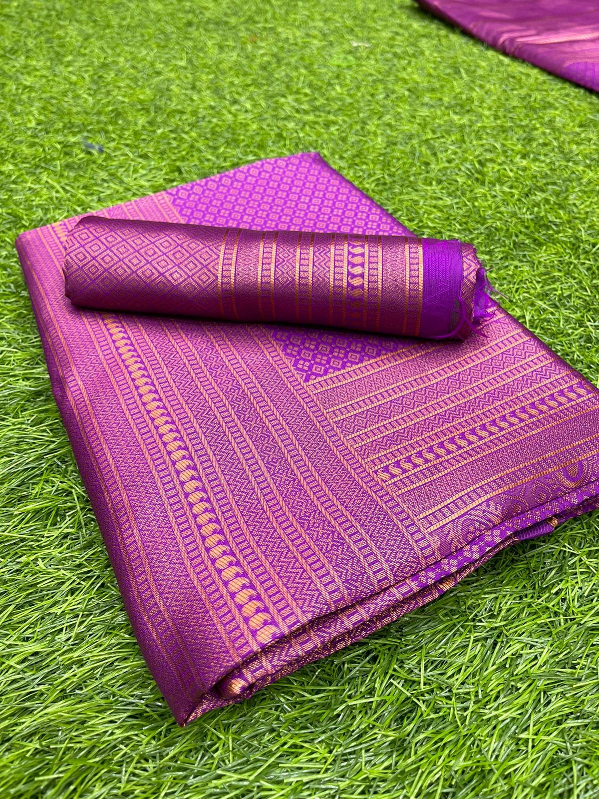 Ratatouille Purple Soft Silk Saree with Splendiferous Blouse Piece - Image 6