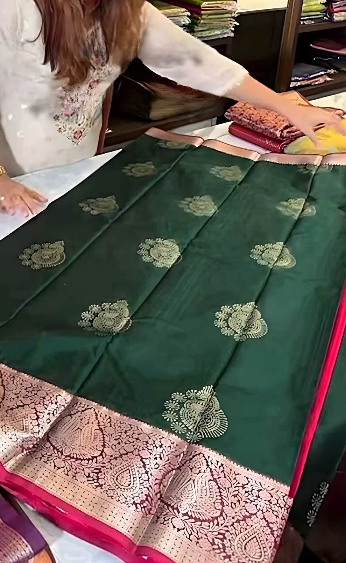 Redolent Dark Green Pure Zari Weaving Banarasi Silk Saree With Divine Blouse Piece - Image 2