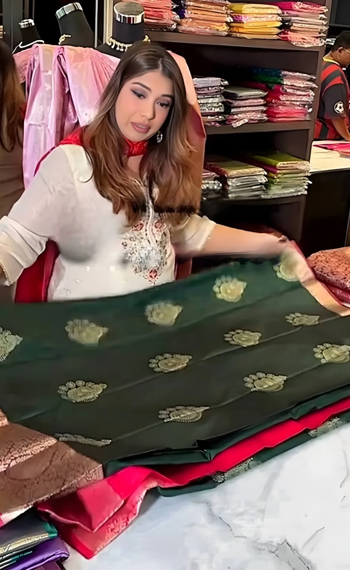 Redolent Dark Green Pure Zari Weaving Banarasi Silk Saree With Divine Blouse Piece - Image 3