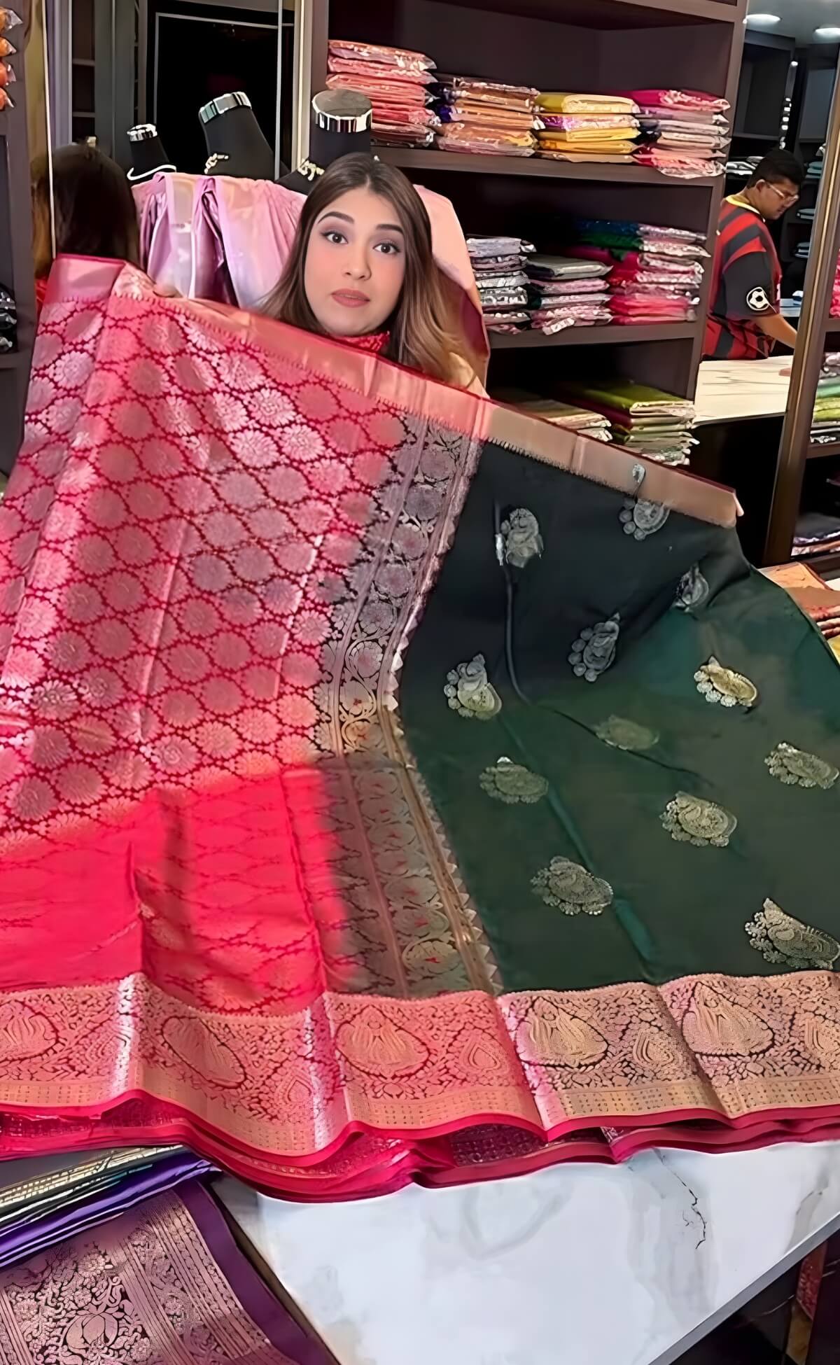 Redolent Dark Green Pure Zari Weaving Banarasi Silk Saree With Divine Blouse Piece - Image 4