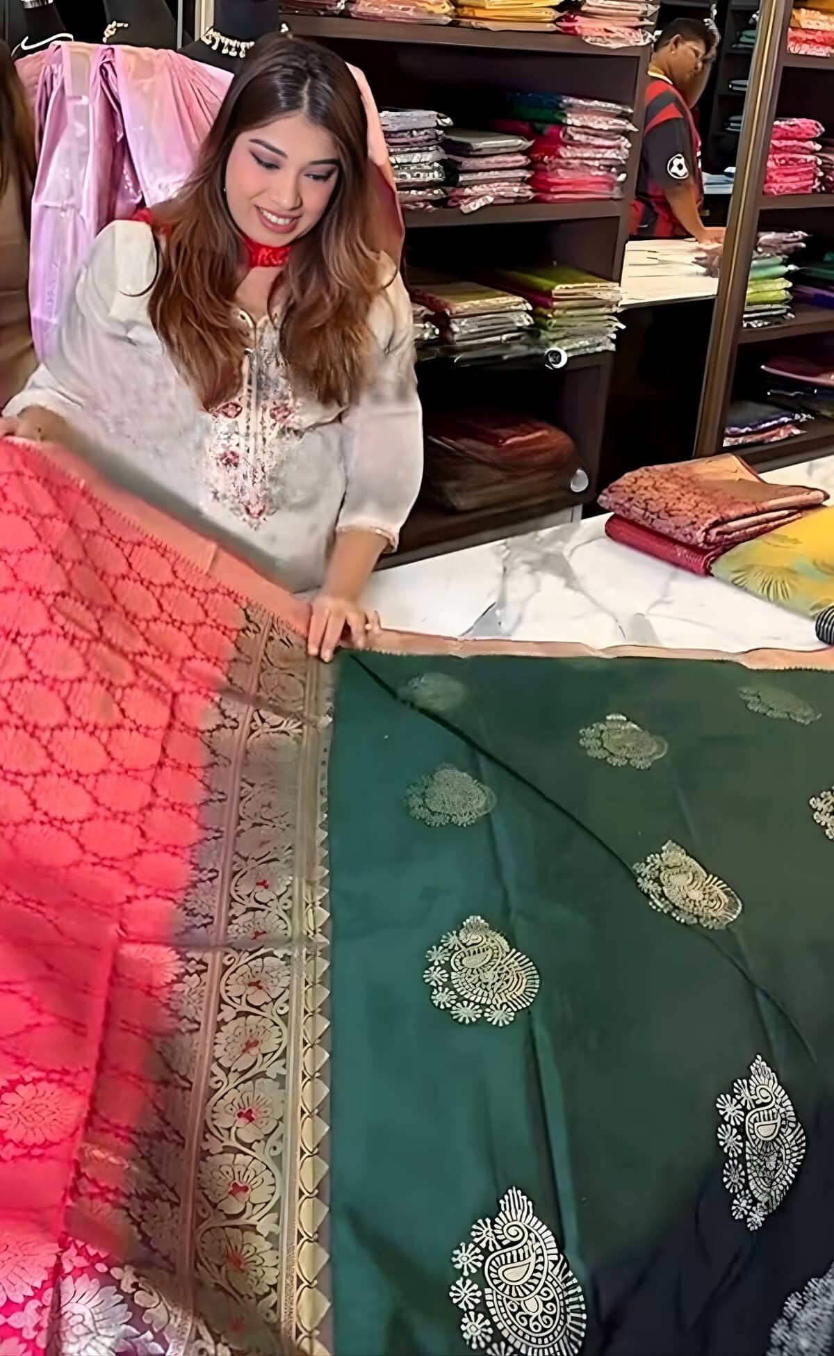 Redolent Dark Green Pure Zari Weaving Banarasi Silk Saree With Divine Blouse Piece - Image 5