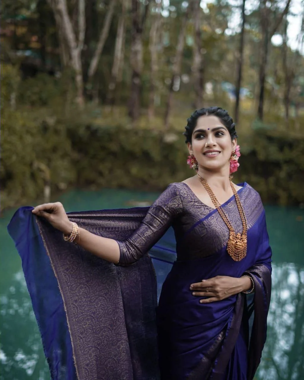 Refreshing Navy Blue Soft Silk Saree With Angelic Blouse Piece - Image 3