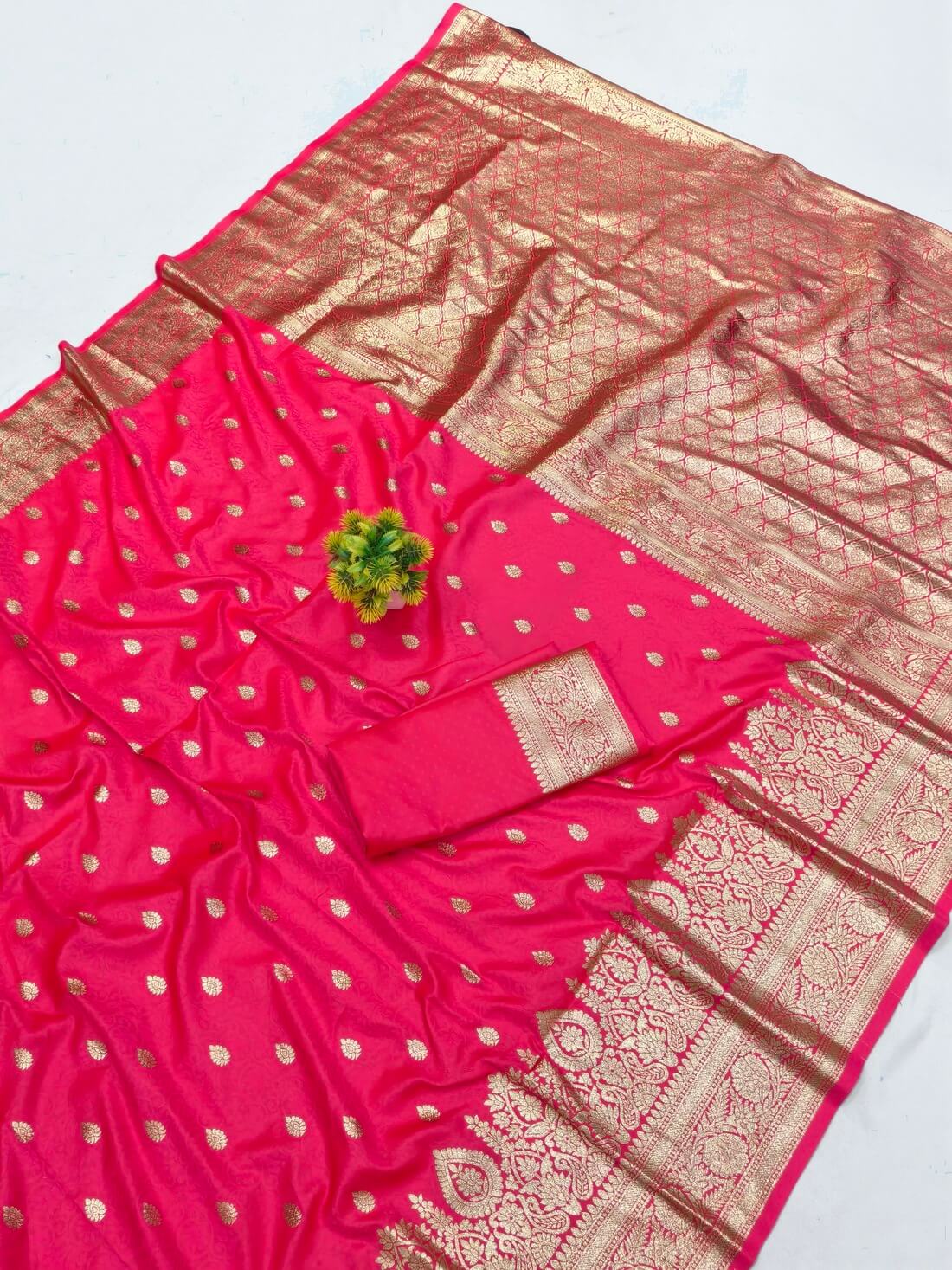 Resonant Dark Pink Pure Zari Weaving Banarasi Silk Saree With Eclat Blouse Piece - Image 3