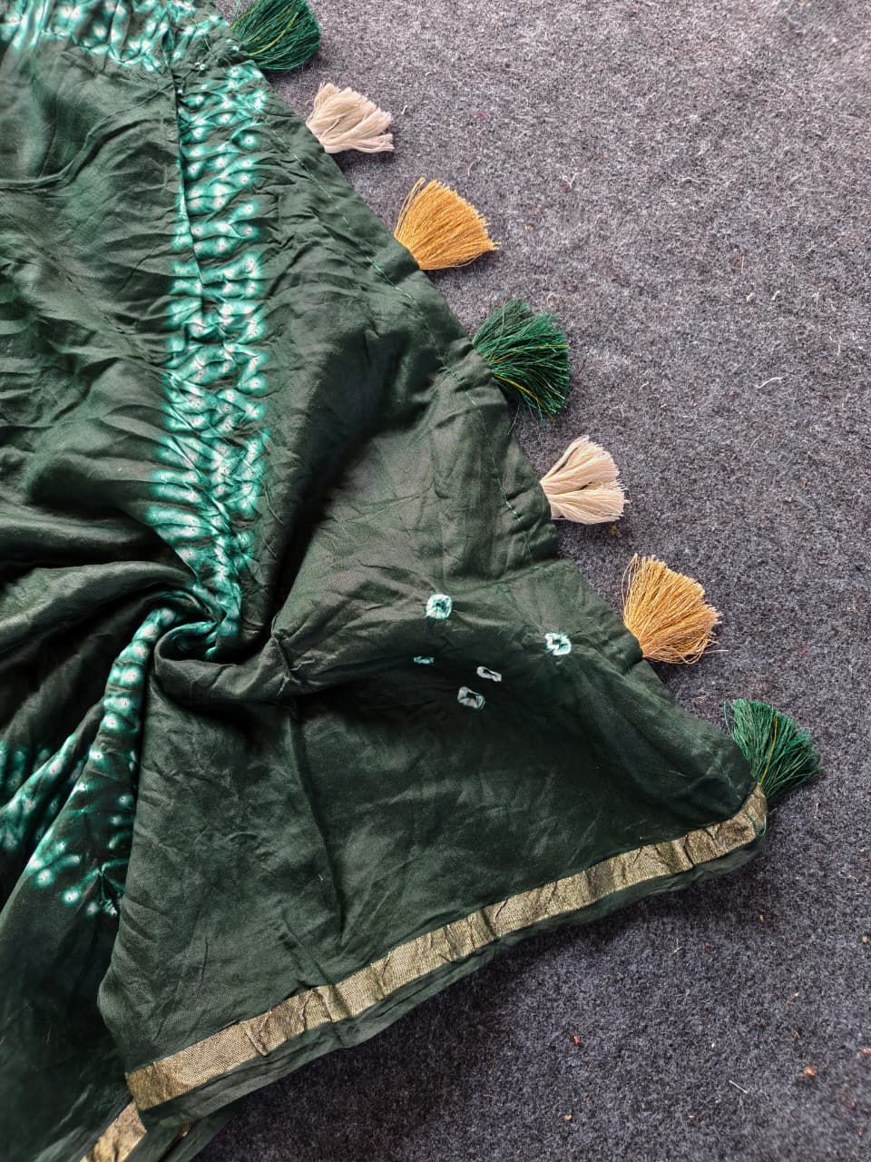 Rhapsody Dark Green Cotton Silk Bandhani Printed Saree With Engaging Blouse Piece - Image 4