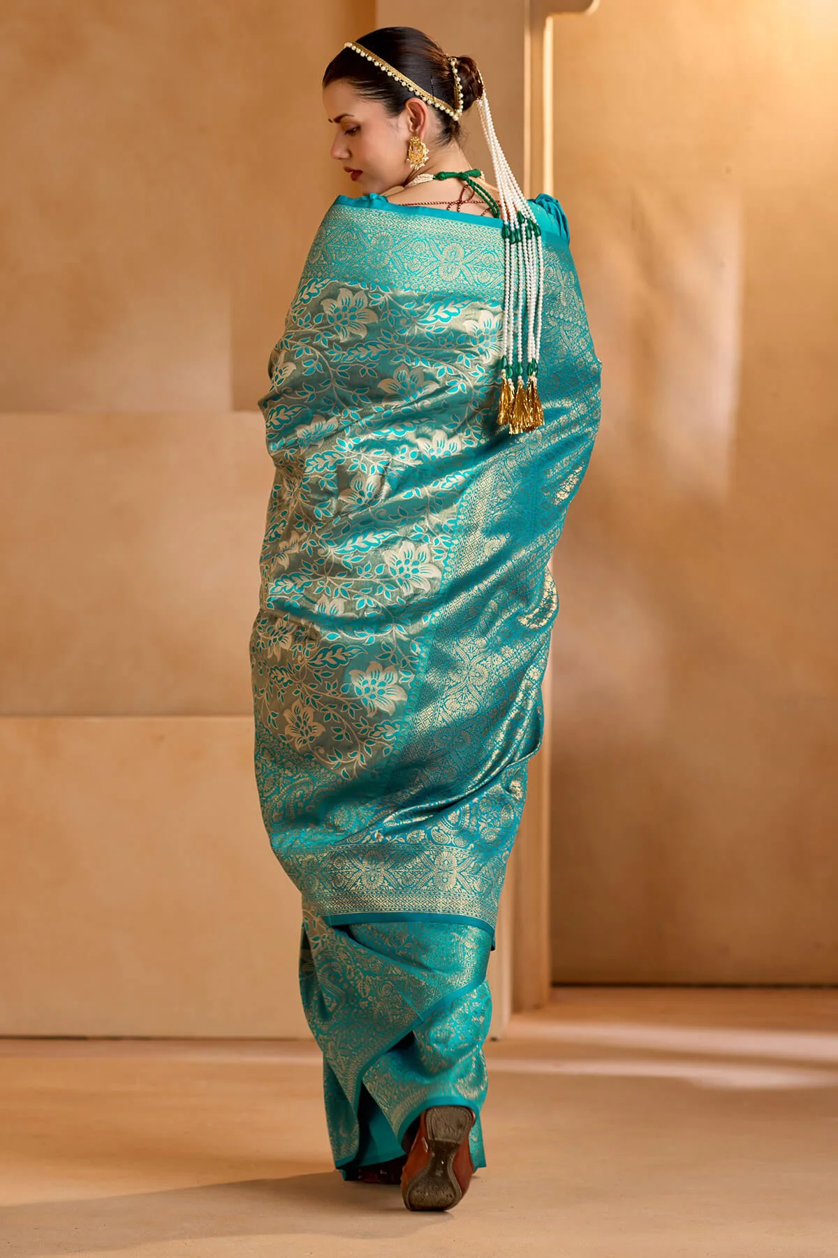 Sempiternal Firozi Kanjivaram Silk Saree With Unique Blouse Piece - Image 6