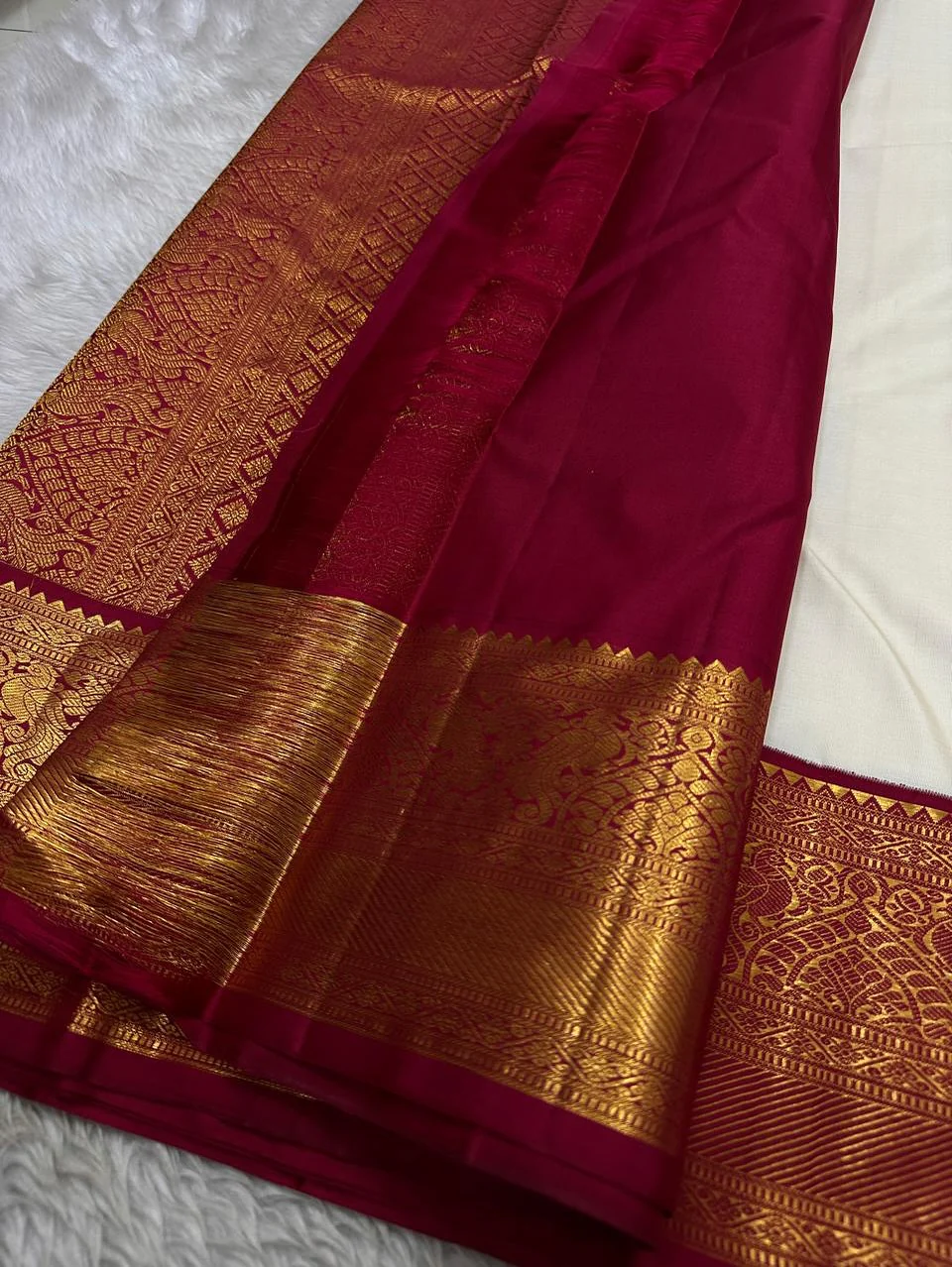 Sempiternal Off White Soft Silk Saree With Glittering Blouse Piece - Image 5