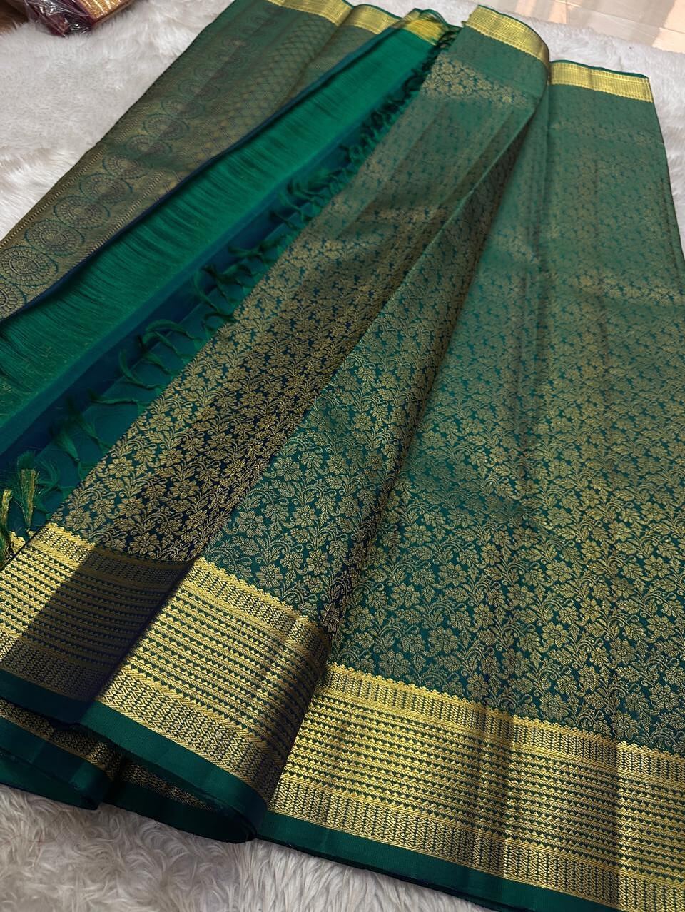 Sempiternal Rama Pure Zari Weaving Banarasi Silk Saree With Refreshing Blouse Piece - Image 2