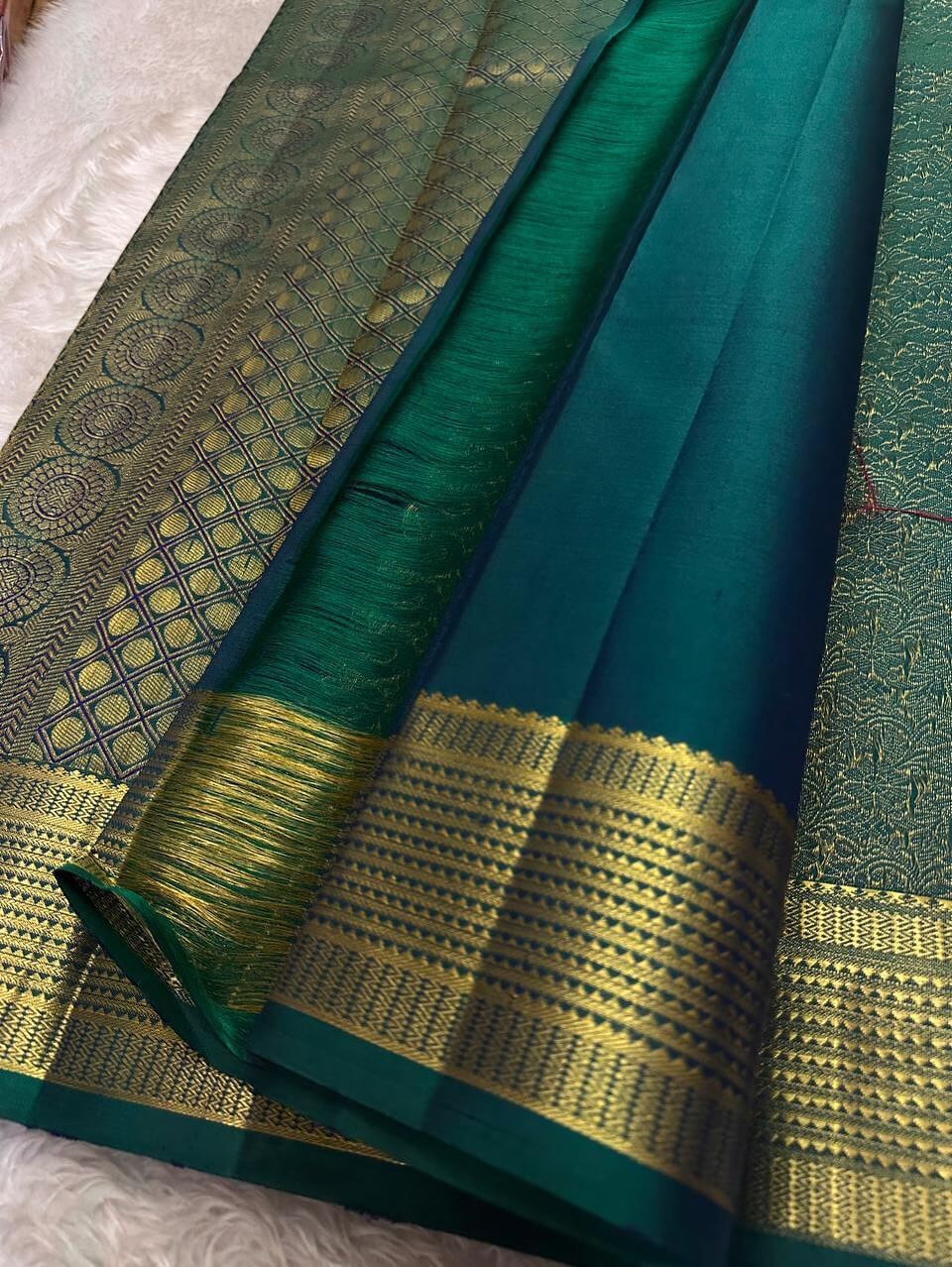 Sempiternal Rama Pure Zari Weaving Banarasi Silk Saree With Refreshing Blouse Piece - Image 4