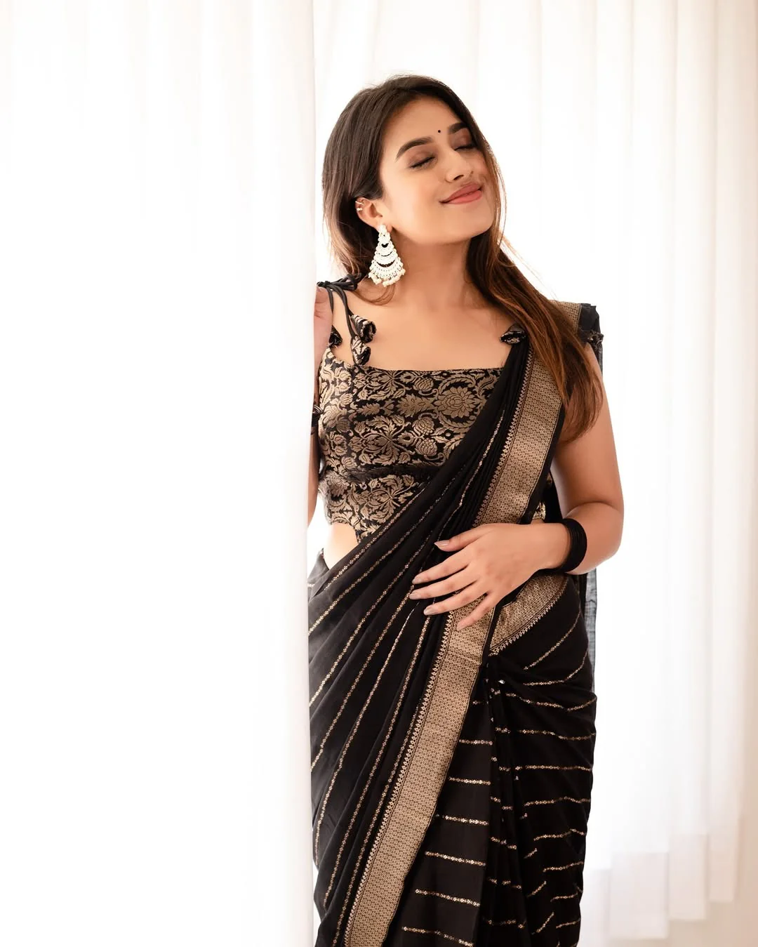 Sensational Black Soft Silk Saree With Precious Blouse Piece - Image 5