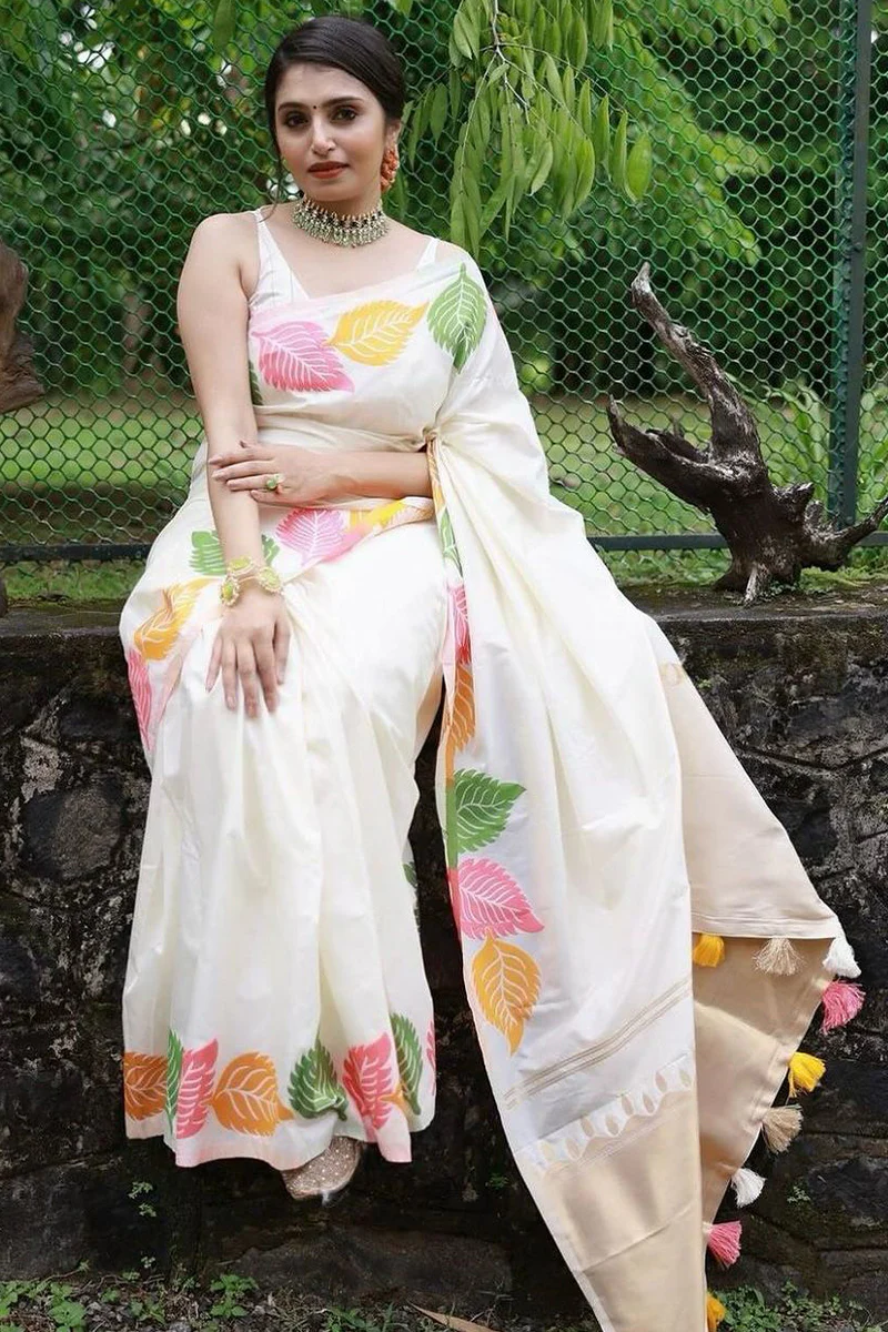 Sensational White Soft Silk Saree With Engrossing Blouse Piece - Image 3